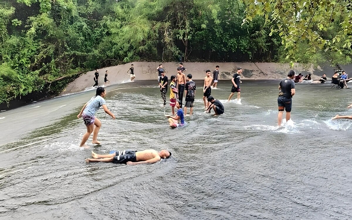 Natur pur stroemende touristen erobern die sensationelle wasserrutsche im chon buri