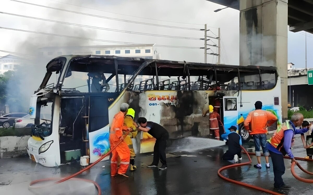 Neustes update tragoedie in bangkok schulbusbrand fordert 25 todesopfer der schock sitzt tief