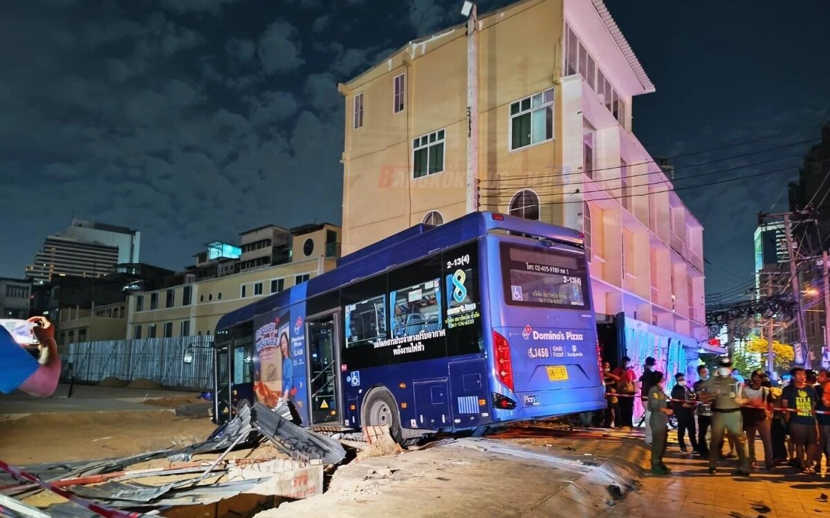 Oeffentlicher busfahrer in bangkok macht tuk tuk fahrer fuer unfall mit einem toten und 3