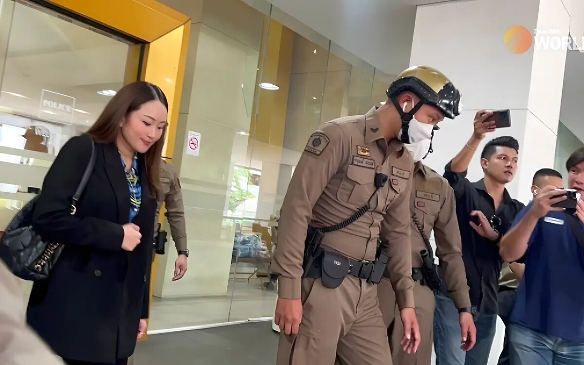 Paetongtarn besucht ihren vater thaksin im krankenhaus