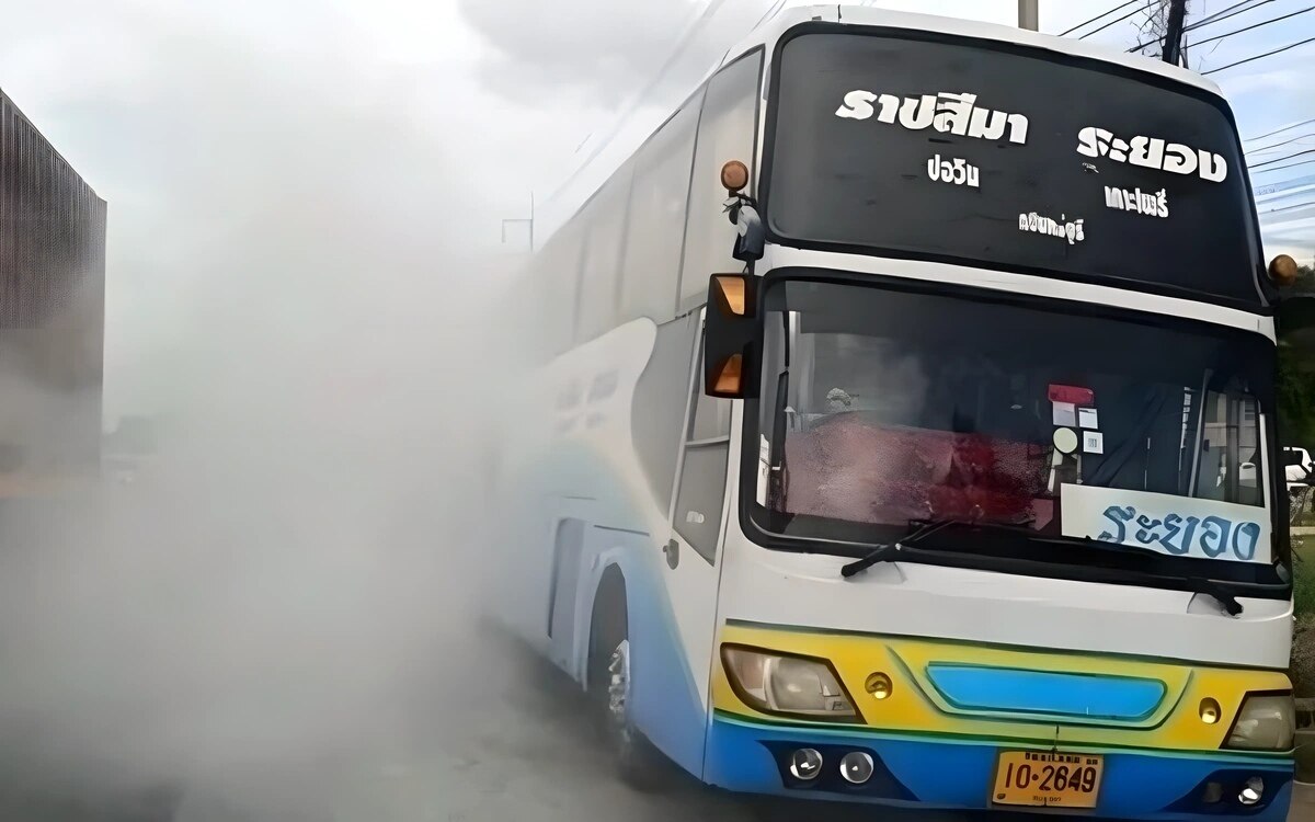 Passagiere fliehen aus brennendem Bus in Chachoengsao