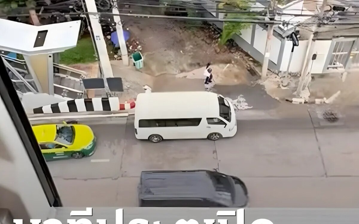 Passagiere in Panik: Bahn-Tür bleibt in Bangkok offen, während Zug fährt - Video