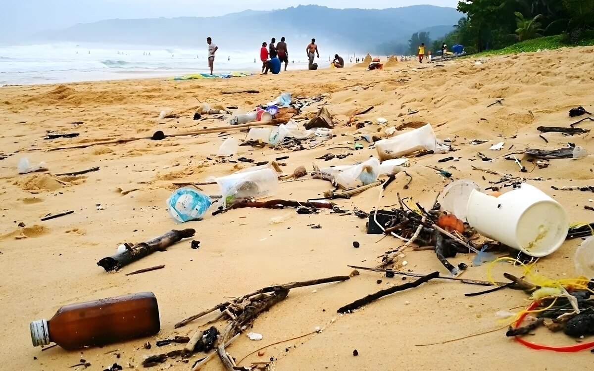 Patong beach ein trauerbild aus plastikmuell waehrend der monsunzeit lassen sich das auslaendische