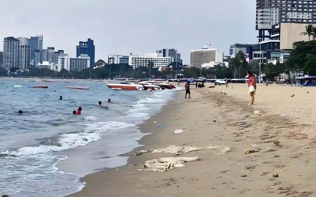 Pattaya Beach von Müll bedroht: Touristen fordern sofortige Maßnahmen zur Sauberhaltung des Strandes