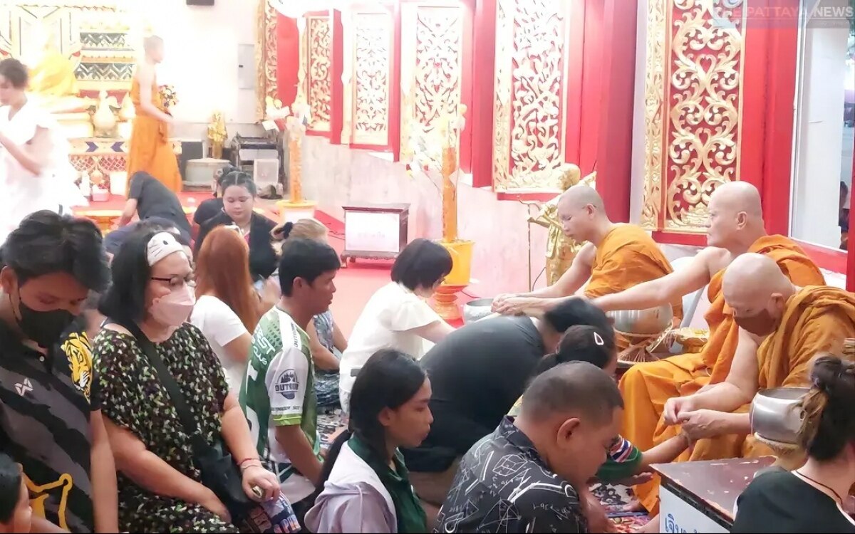 Pattaya heiliger tempel strahlt vor energie beim asarnha bucha fest fotos