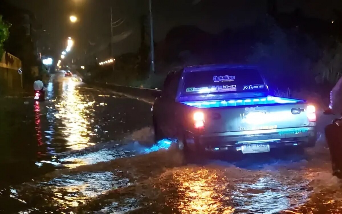 Pattaya: Straßen-Überflutungen und Fahrzeugschäden nach schweren Regenfällen