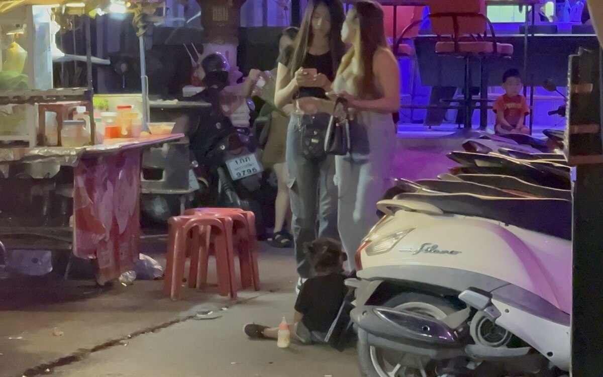 Pattaya thailand touristen am ende bettler auf walking street vermiesen den urlaub