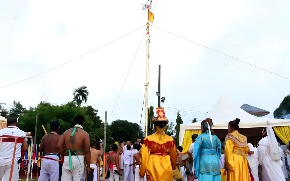 Phuket Vegetarian Festival beginnt mit dem traditionellen Aufstellen des Go Teng Pfahls