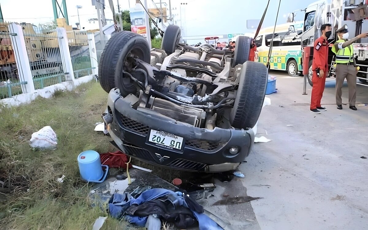 Pickup-Truck überschlägt sich bei Unfall in Chonburi: Ein Mensch stirbt, vier weitere werden verletzt