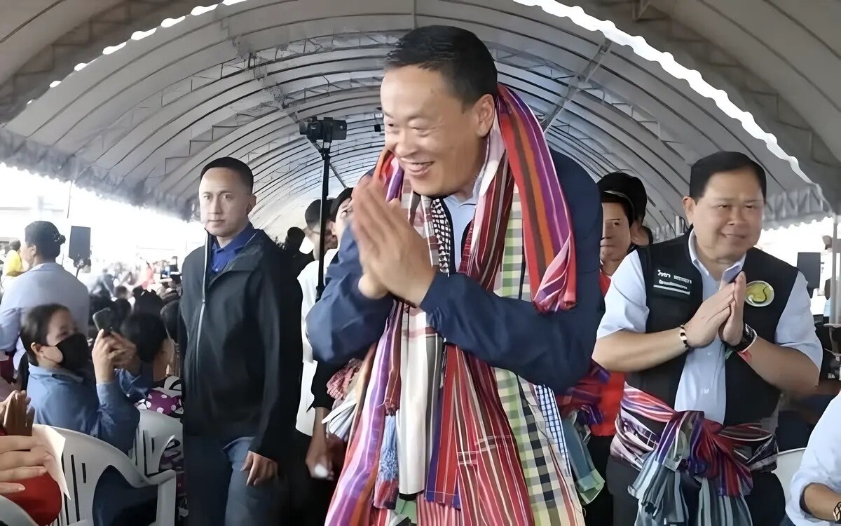 Pm besucht ueberschwemmungsgebiete in ubon ratchathani