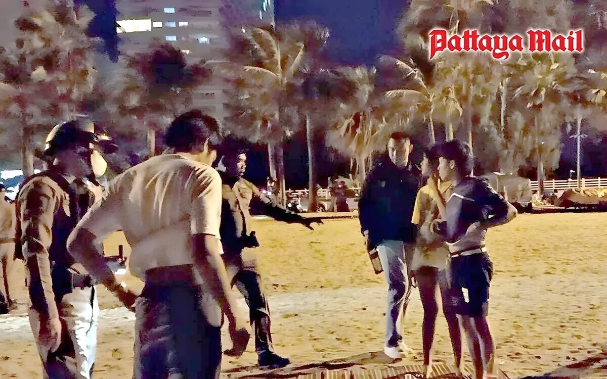 Polizei fuehrt naechtlichen einsatz zur gewaehrleistung der sicherheit am strand von pattaya durch