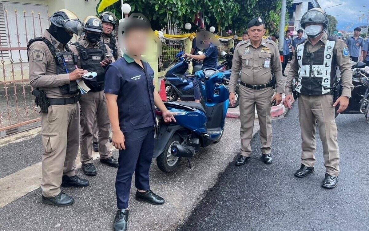 Polizei in surat thani kaempft gegen laerm und gefahren durch modifizierte motorraeder