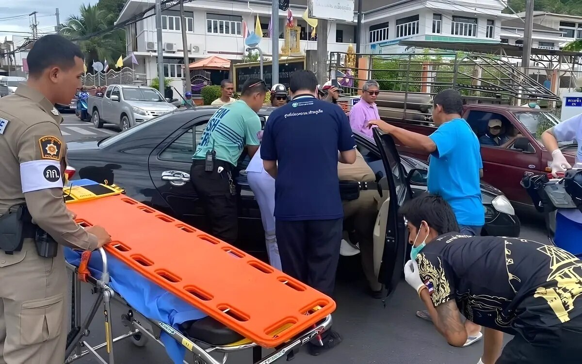 Polizisten loben buerger helfen bewusstlosem senior in geparktem auto am phuket stadtverkehrskreisel