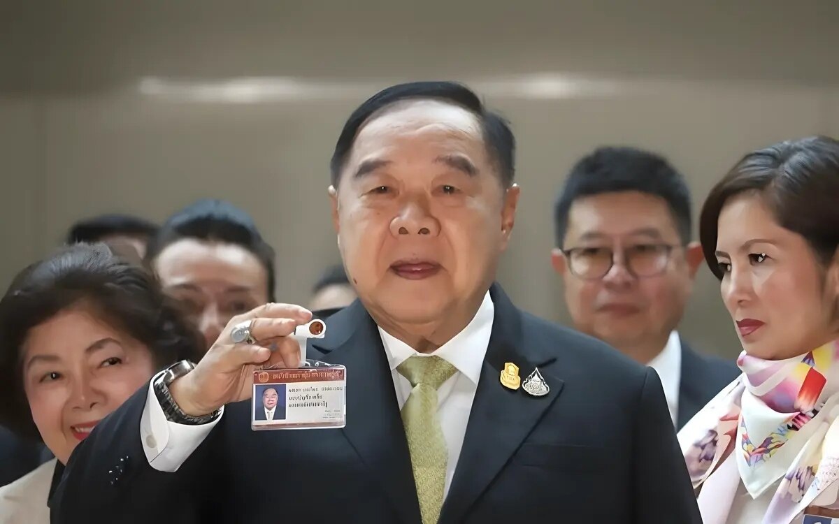 Prawit verlaesst die politik noch nicht er ist bereit einen neuen regierungsposten anzunehmen