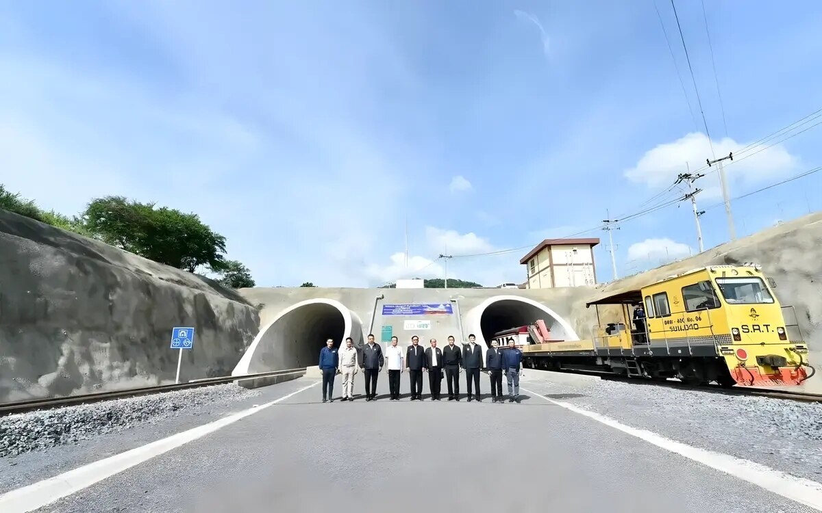 Premierminister besichtigt zweigleisiges bahnprojekt in saraburi