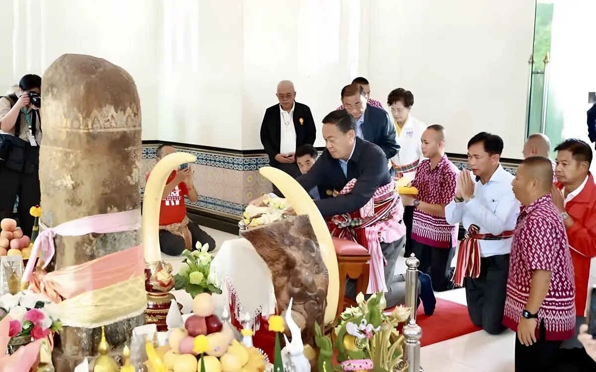 Premierminister besucht khon kaen city pillar shrine und ubolratana dam