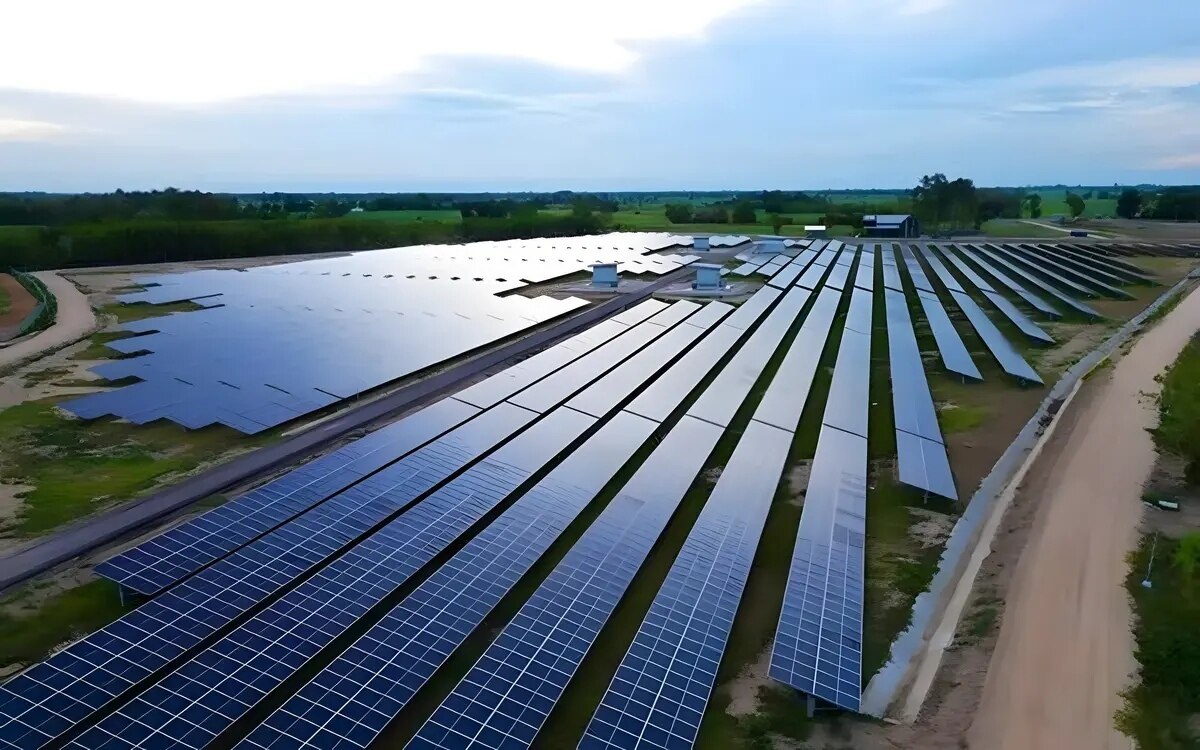 Ptt weiht neues solarkraftwerk in kamphaeng phet ein