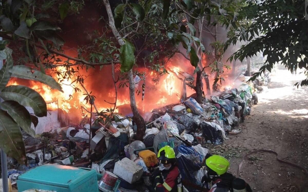 Puket feuer von muellhaufen beschaedigt haus in wichit fotos