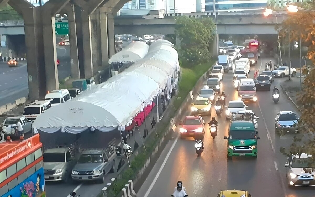 Regierung unter Beschuss: Straßensperrung für Busbrand-Trauergedenkfeier führt zu Verkehrschaos in Thailand