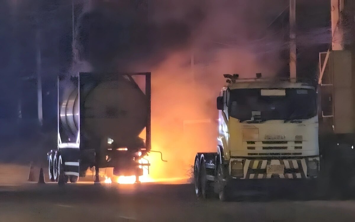 Reifenexplosion in nakhon pathom fahrer entkommt schwerem brand