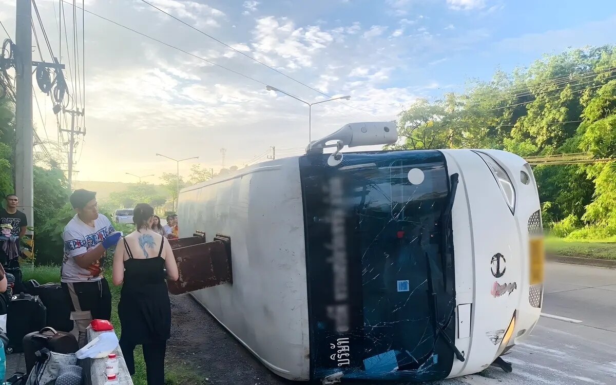 Reisebus kippt in surat thani um 10 auslaendische touristen verletzt