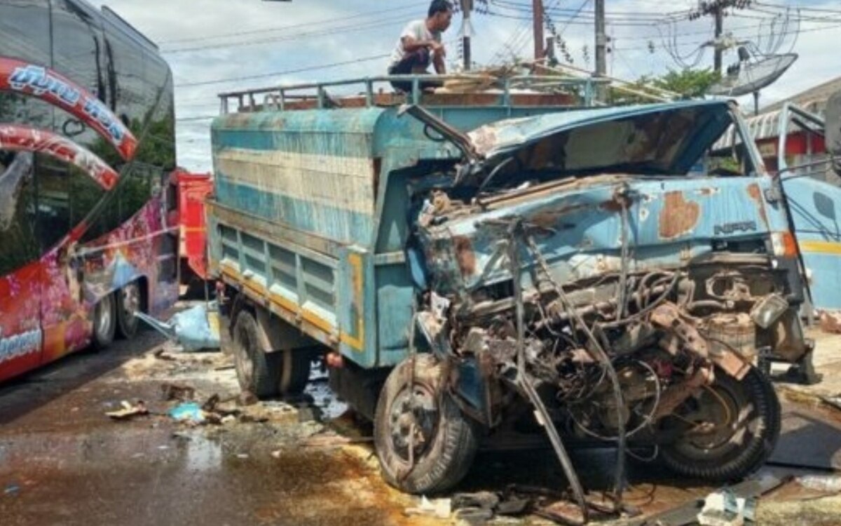 Reisebus kollidiert in satun mit sechsraedrigen gummi lkw vier verletzte wie ein gps fehler vier