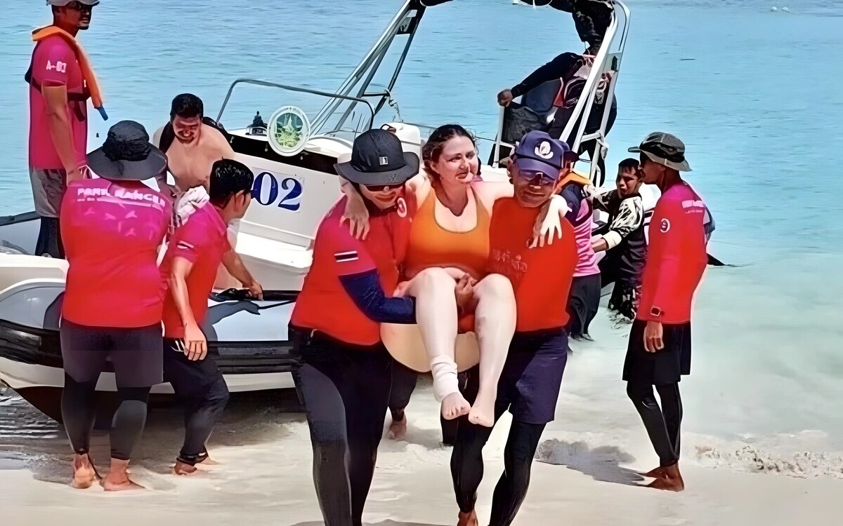 Rettungskraefte im einsatz verletzte touristin zeigt die risiken beim tauchen in thailand