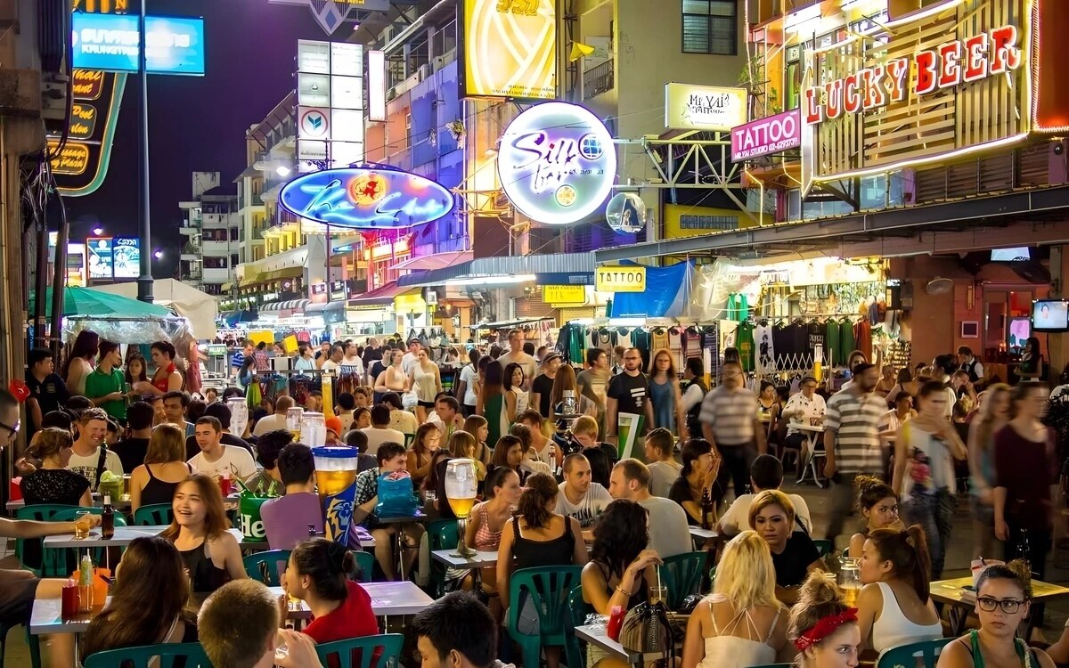 Rueckgang der festbuchungen in khao san road europaeische touristen sind skeptisch video