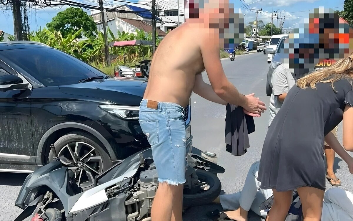 Russischer fahrer rast mit dem motorrad eines thailaendischen paares zusammen und weist die