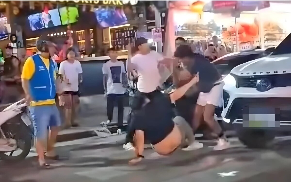 Schlägerei auf der Bangla Road: Viralvideo zeigt chaotische Auseinandersetzung zwischen Tourist und Taxifahrer (Video)