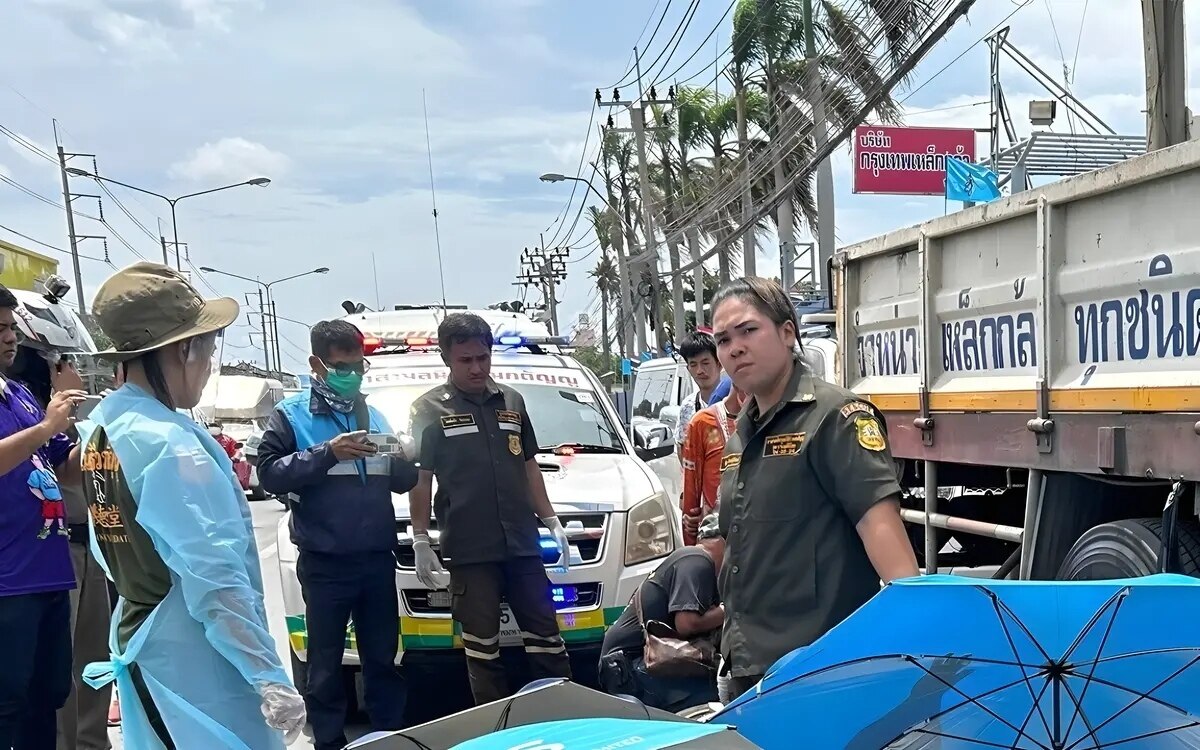 Schlimmer unfall frontalzusammenstoss zwischen 18 rad lkw und motorrad in bangkok drei jugendliche