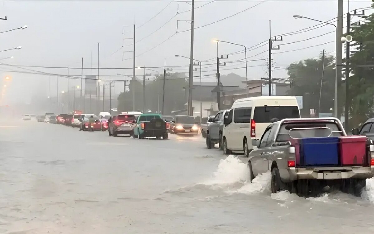 Schlimmste regenfaelle seit 30 jahren nonstop regen fuehrt zu schwerem hochwasser in trat fotos