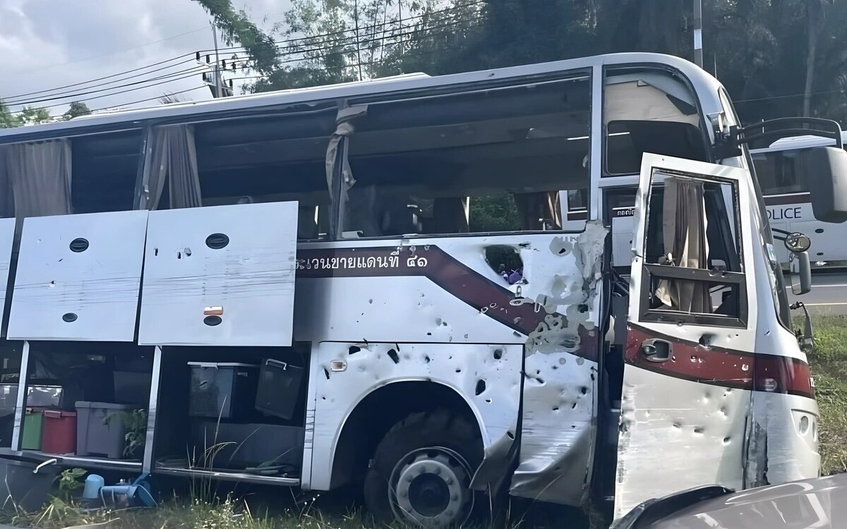 Schockierender Anschlag auf Polizeibus in Pattani: Vier Beamte verletzt