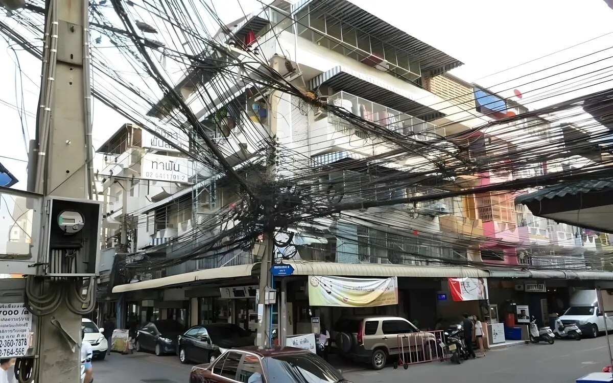 Schockierender versuch einen telefonverteilerkasten zu stehlen endet fuer thailaendische maenner