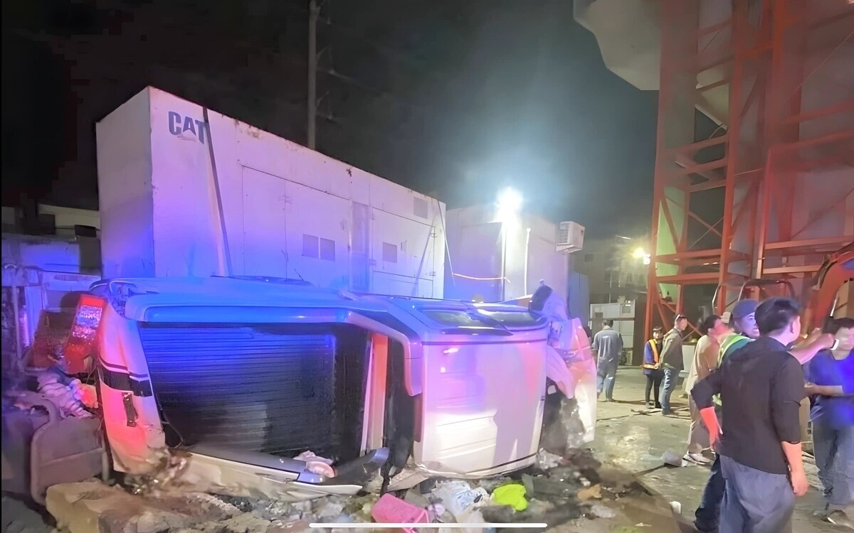 Schrecklicher unfall in bangkok pick up truck stuerzt von unfertiger bruecke und verletzt drei