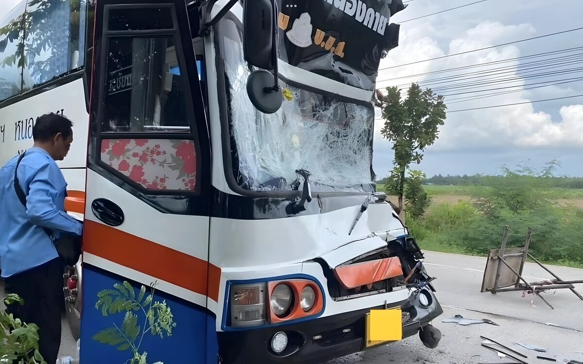 Schrecklicher verkehrsunfall in udon thani interprovinzieller bus rammt 10 rad lkw auf der