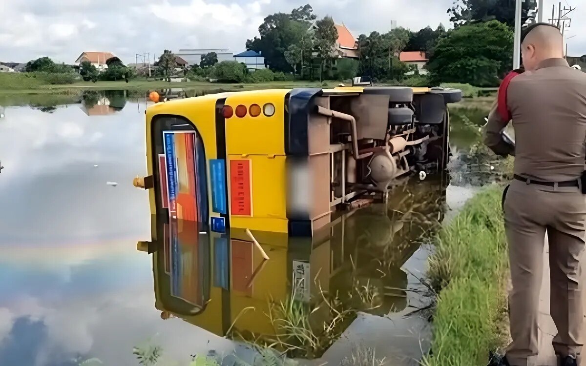 Schulbus stuerzt in reisfeld in ubon ratchathani