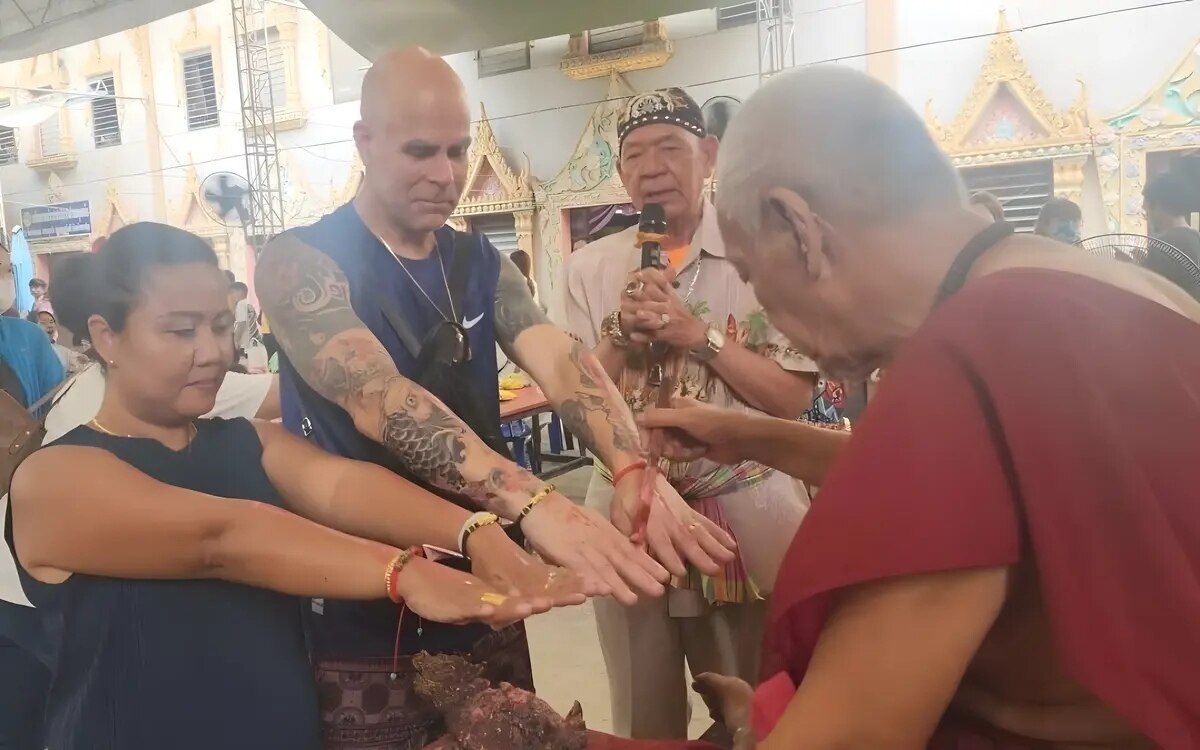 Schwedisches paar empfaengt heilige taetowierungen in nakhon pathom ritual fuer glueck und erfolg