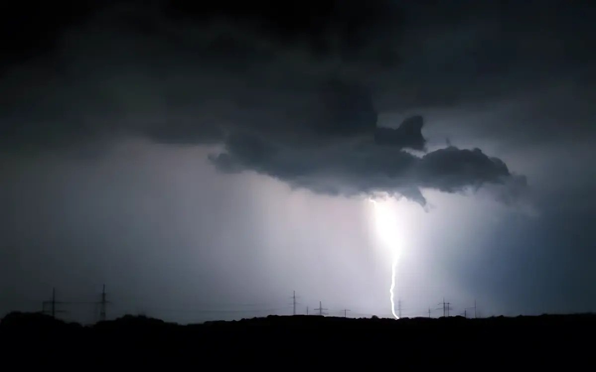 Schwere gewitter in thailand meteorologen warnen vor starken regenfaellen und gefahrenlage in