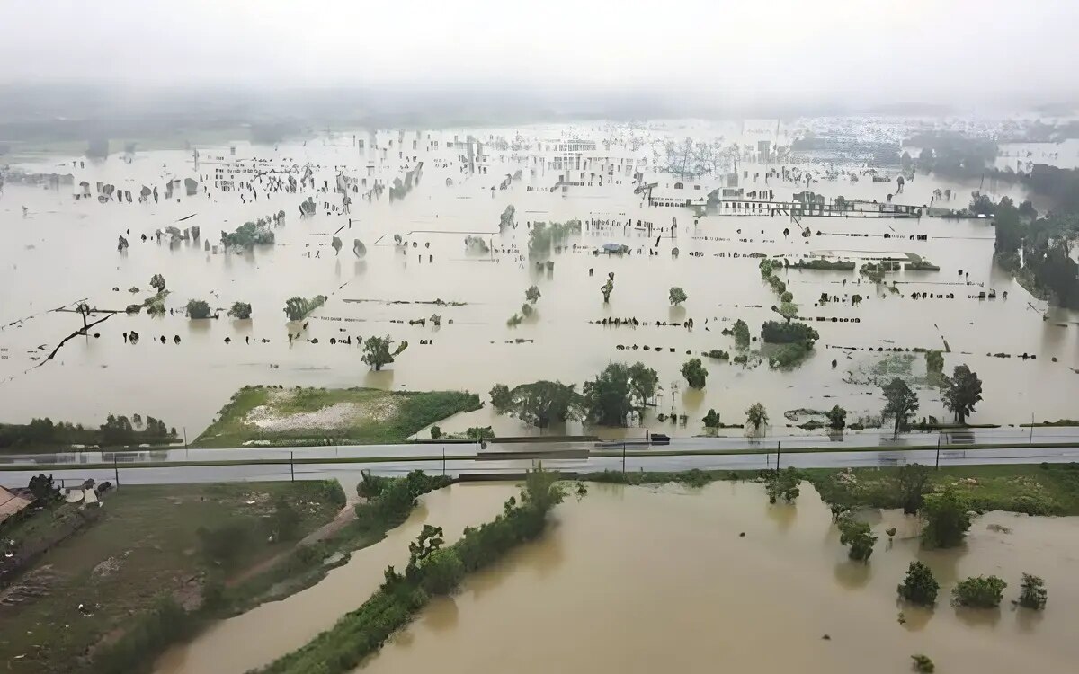 Schwere regenfaelle ueberschwemmen die reisfelder im norden