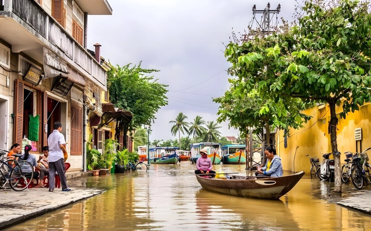 Schwere ueberschwemmungen im nordosten thailands soforthilfe und evakuierungen nach