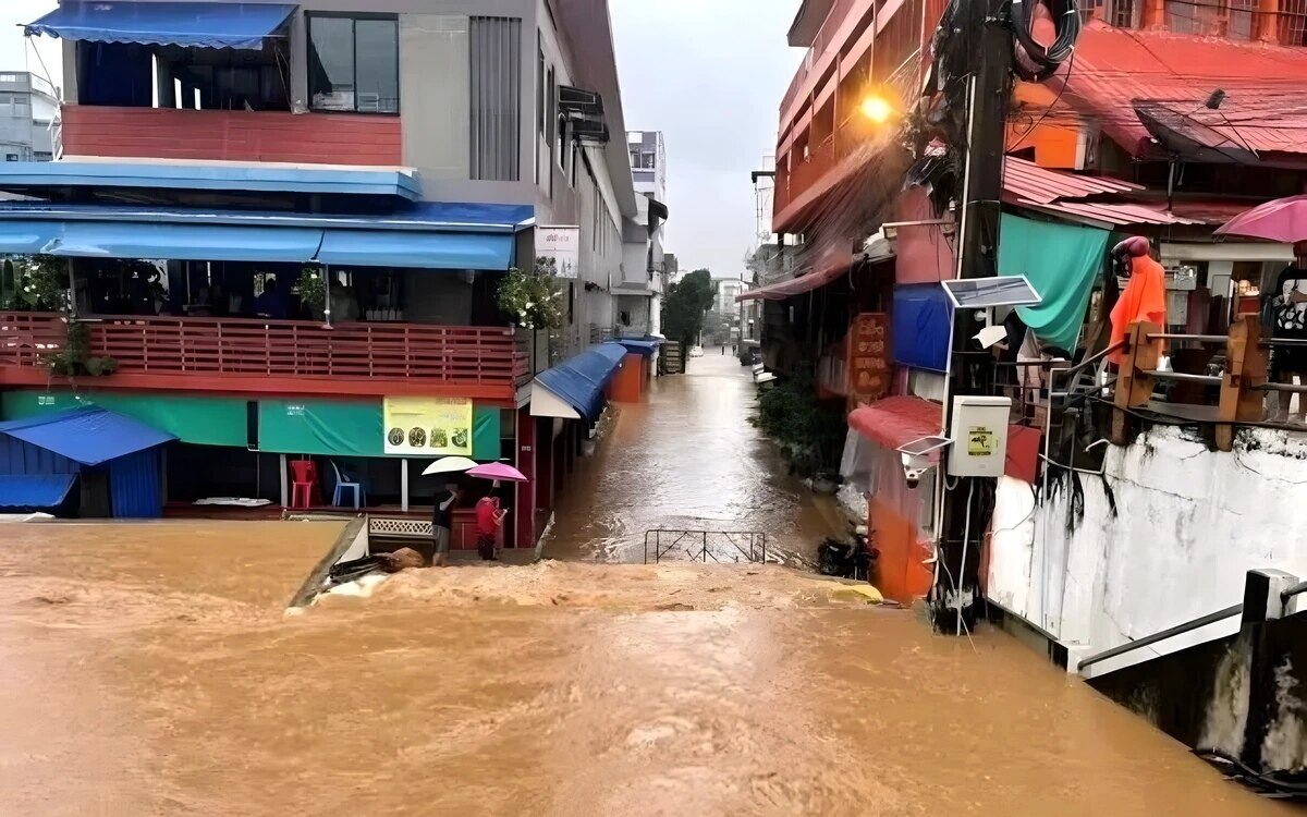 Schwere ueberschwemmungen in chiang rai und chiang mai thailaendische premierministerin ruft zur