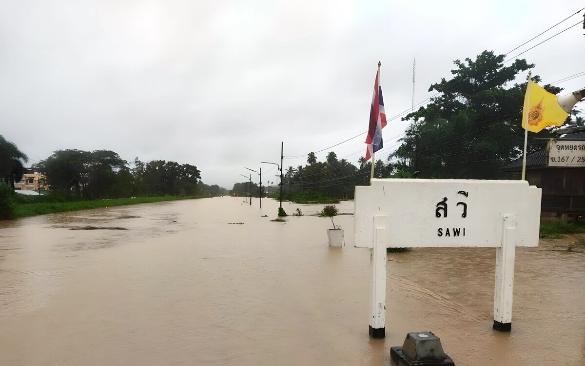 Schwere ueberschwemmungen in chumphon blockieren strassen von und nach sueden