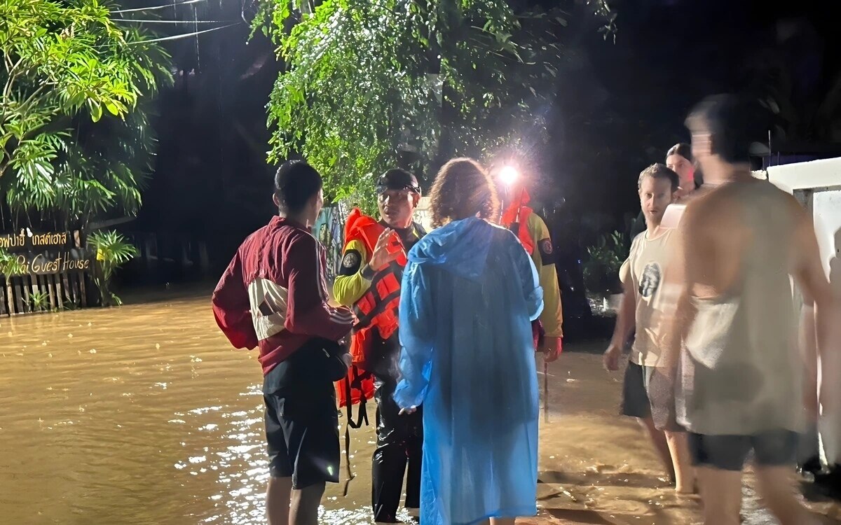 Schwere ueberschwemmungen in pai zwei auslaendische touristen aus bedrohtem resort gerettet