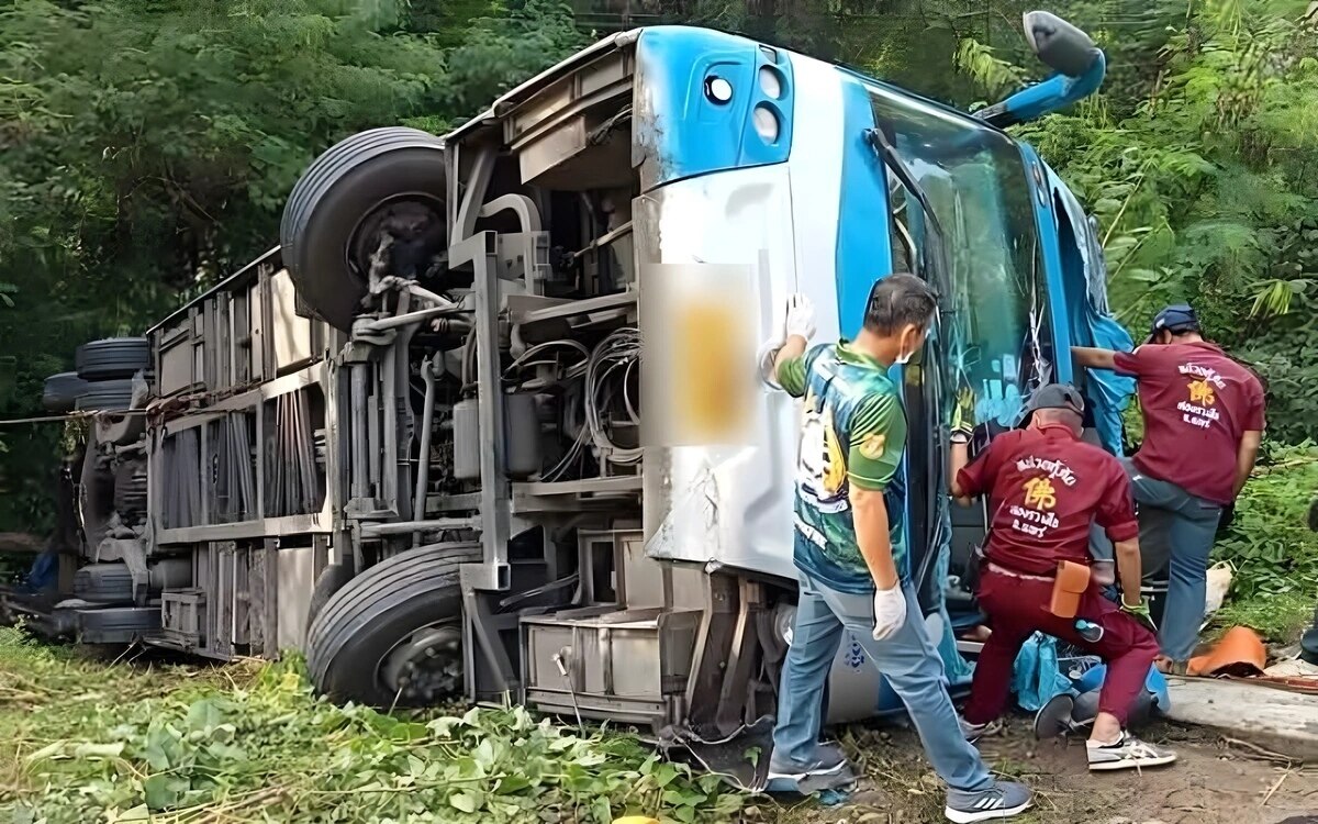 Schwerer Busunfall in Phrae: 10 Passagiere bei Kollision mit LKW schwer verletzt