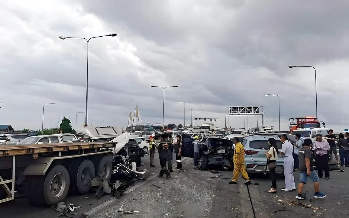 Schwerer lkw unfall auf kanchanaphisek expressway 17 verletzte und massiver fahrzeugschaden video