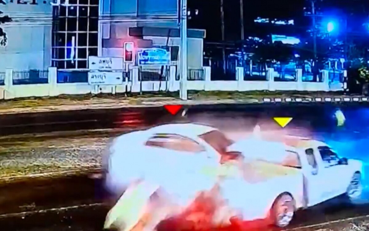 Schwerer unfall an kreuzung in saraburi dreizehn menschen nach rotlichtverstoss verletzt kinder