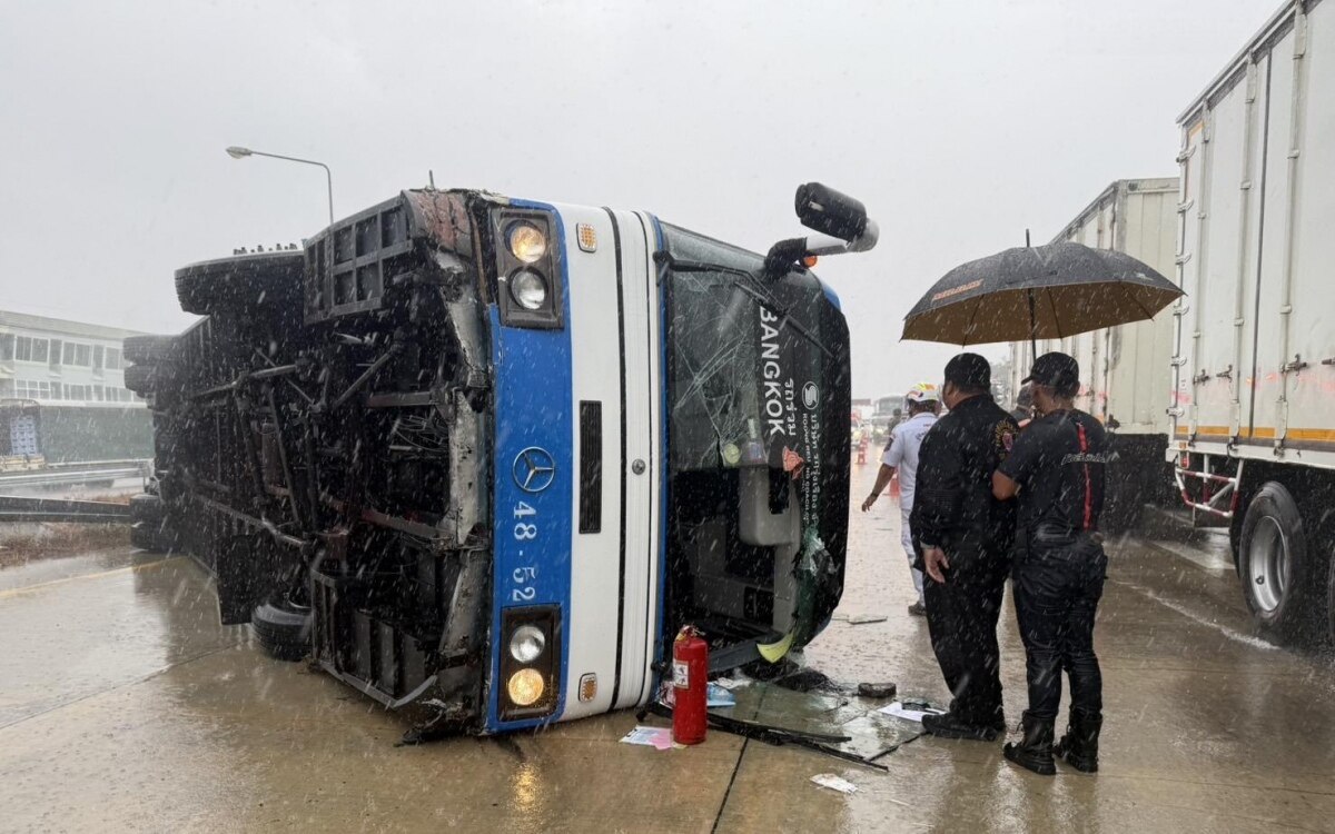 Schwerer unfall in pattaya mindestens 40 verletzte nach busunglueck waehrend sturm