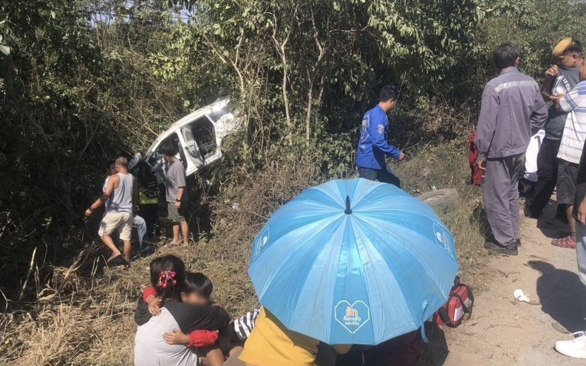 Schwerer verkehrsunfall in lampang 11 verletzte darunter kinder