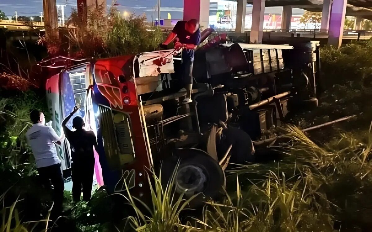 Shuttle-Bus Reifenexplosion: 16 Personen verletzt